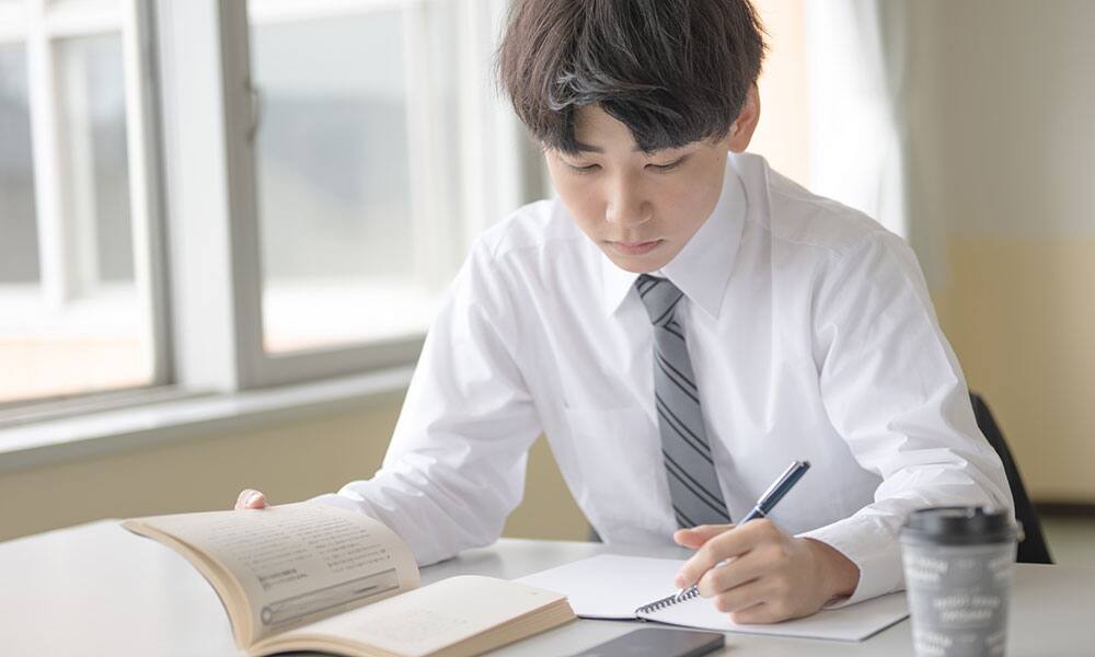 資格の勉強をするビジネスマン