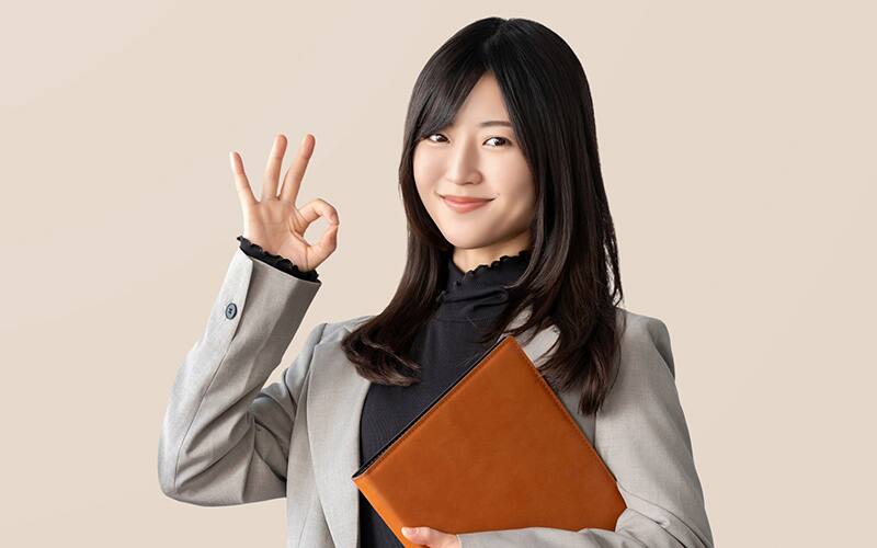 OKポーズのビジネスウーマン