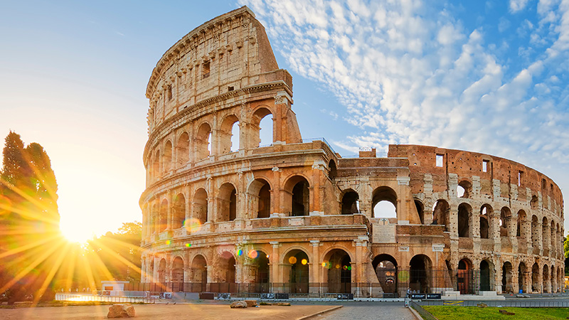 朝陽に映えるローマのコロッセオ　イタリア